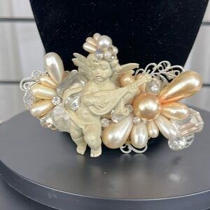 Vintage Original Petra design. Signed. Pearl and rhinestone Cherub Brooch.🎁🎄